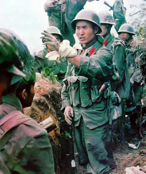 老山前线阵地过春节,战士们大显身手写春联,厕所对联尽显幽默!