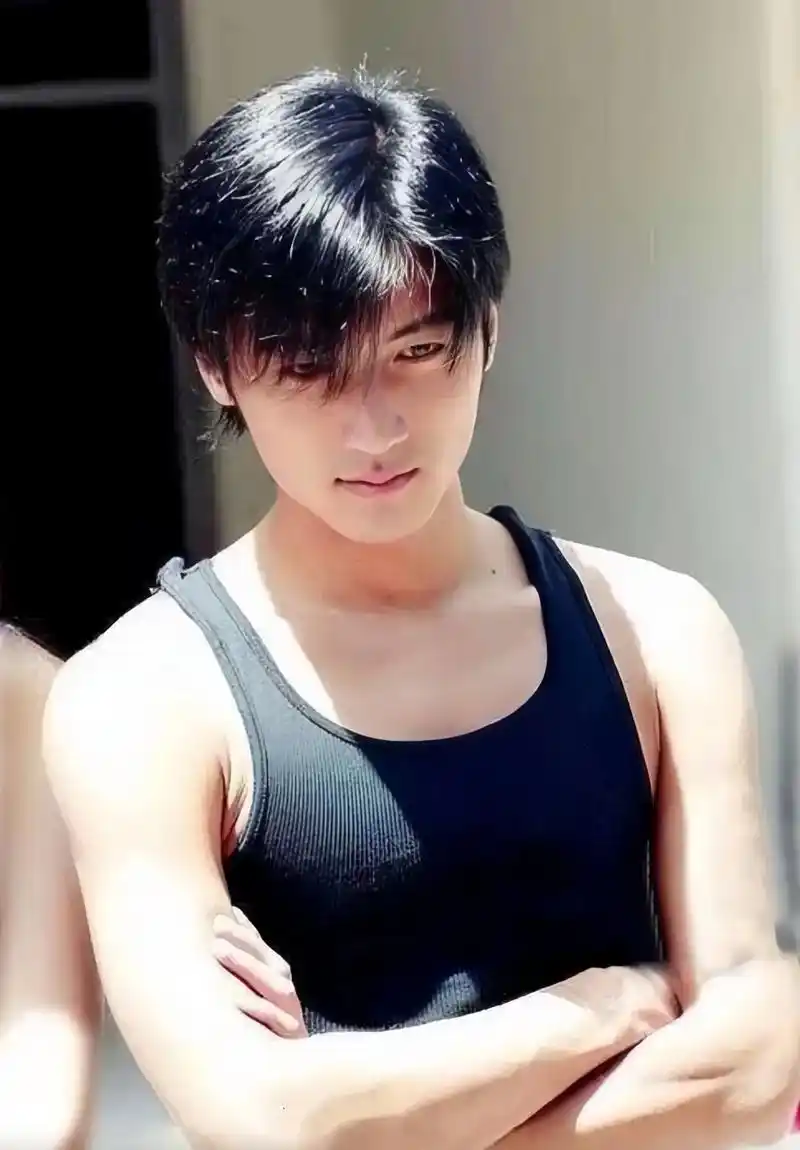 谢霆锋,1980年8月29日出生于中国香港,祖籍广东番禺,华 - 抖音