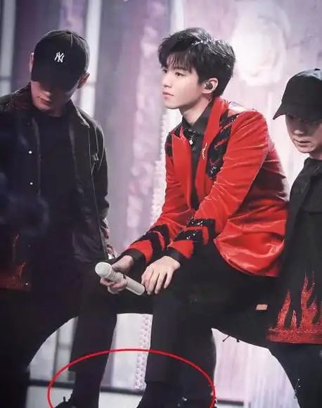 同拍写真,王俊凯穿袜子,王源千玺却露脚踝,网友:这就是代沟