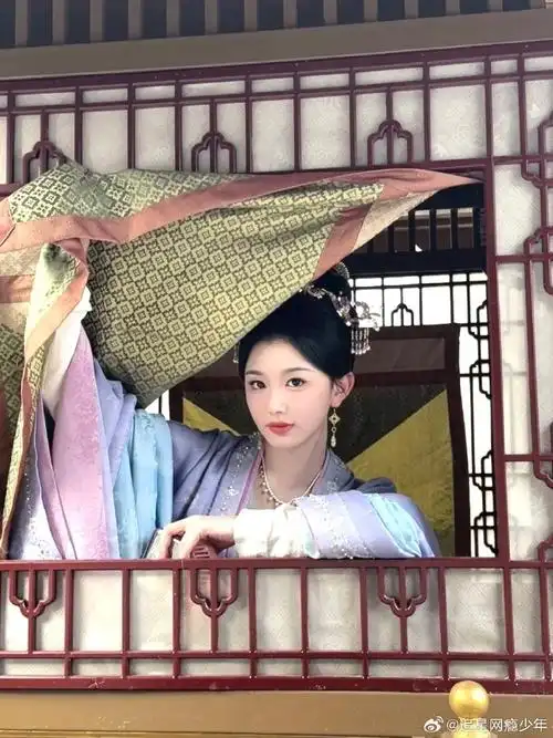 孔雪儿爬山热到卷裤腿##孔雪儿古装美人