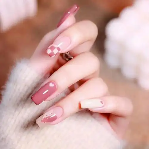 这是近期很多美甲达人都在推荐的一款颜色,它既低调又高级,既温柔又