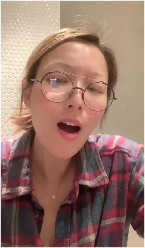 47岁郑秀文宅家唱歌,全素颜出镜脸色红润,眉毛惨淡太惹眼__凤凰网