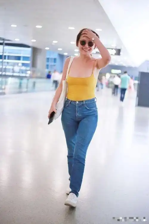 演员热依扎机场现身身穿背心牛仔裤惹人喜欢