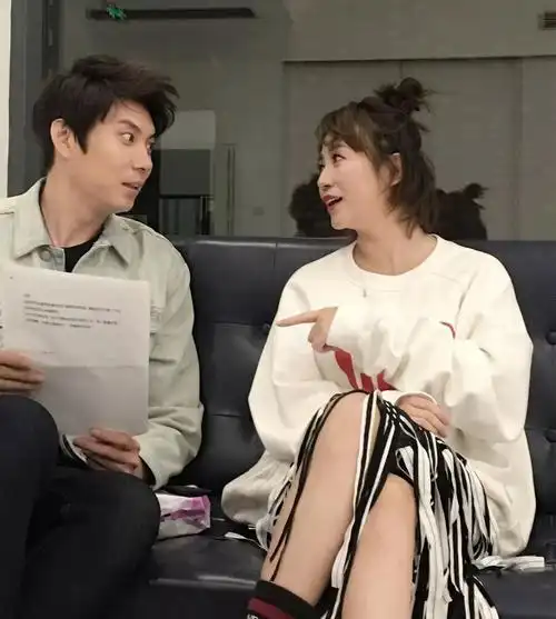 表面上女汉子的马丽其实是个时髦精还与艾伦一起现场直播铁锅炖自己