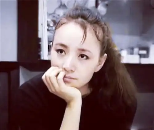 宋丹丹不再背锅,与英达离婚背后,藏着一个叫梁欢的女人