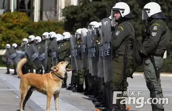 行走在希腊旅游警察就在您的身边