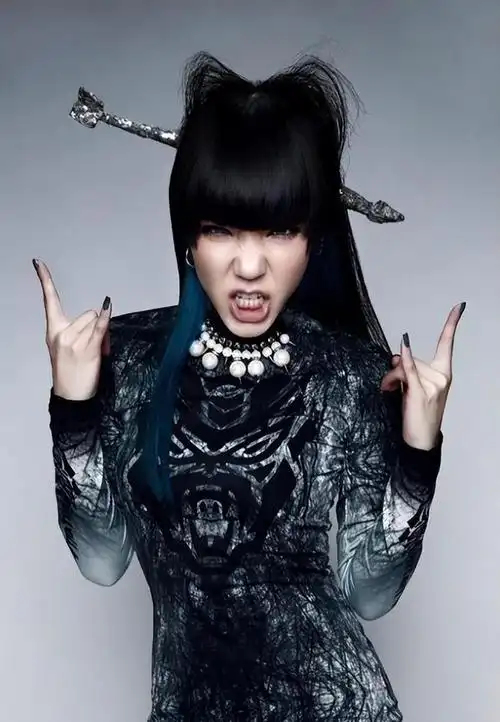 吴莫愁比张碧晨早两年参加《好声音》出道,然而她的名气却远远不及