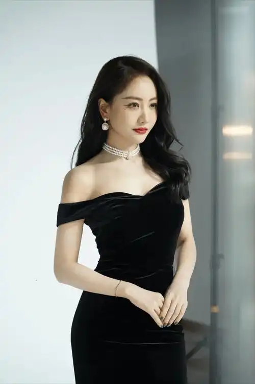 41岁杨蓉美出圈,穿小黑裙秀"人鱼身材",不婚不育确实挺抗老!