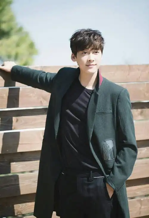 六位当前最火的男演员,胡歌仅排第六,邓伦第五,他竟然排在第一