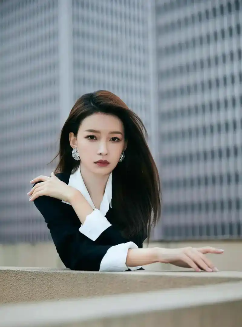 孙怡一身纯黑简约西装出席荣誉颁发典礼 #百家号星火计划