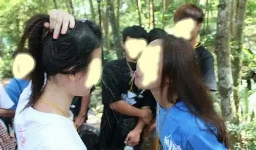 学长学姐竟强迫男生要脱内裤,女生要脱内衣,还要含着别人身上的糖果