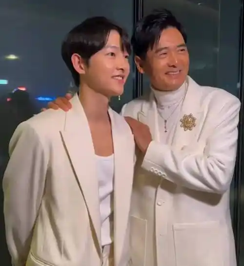 53岁古天乐和68岁周润发同台,脸僵笑容不自然,恐成下一个李连杰