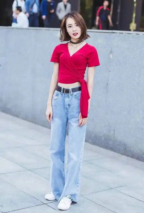 露腰线让美女身材比例更有美感,红色的加持提升了美女的时尚气质_效果