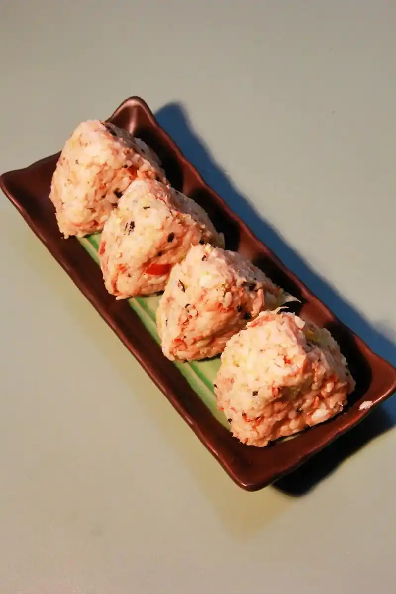 金枪鱼饭团.做法:金枪鱼罐头一盒,肉松,卷心菜,考场,海苔碎 - 抖音