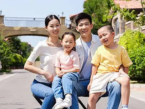 快乐的四口之家在户外合影