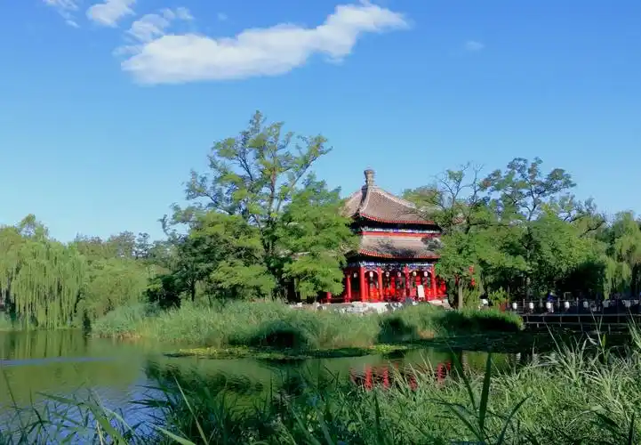 晨光中的鉴碧亭.