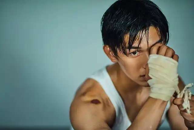 杨旭文曝光最新写真眼神坚毅荷尔蒙爆棚