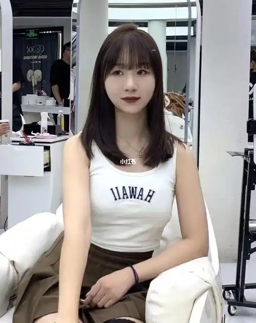 显脸小刘海过肩发型推荐