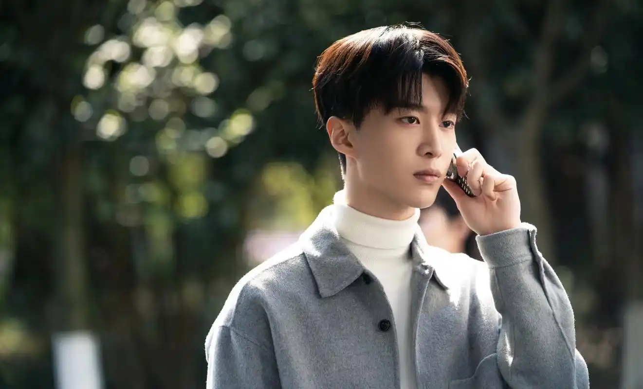 曾少年里面的杨澄,范丞丞真的很帅呢,蓝发真的绝