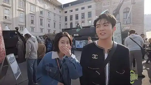 张雪迎观看阅兵,个太矮看不到,曾舜晞超暖抱她看丨漫游全世界-影视综