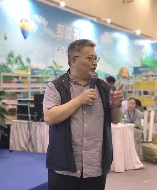 上海知名作家编剧谷清平亮相江苏书展携汤小团带领小读者漫游中国历史