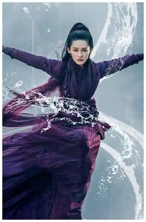 李沁演完《诛仙》后,解锁皮裙新穿搭,穿出"三角形状"不怕显胖_李心_很