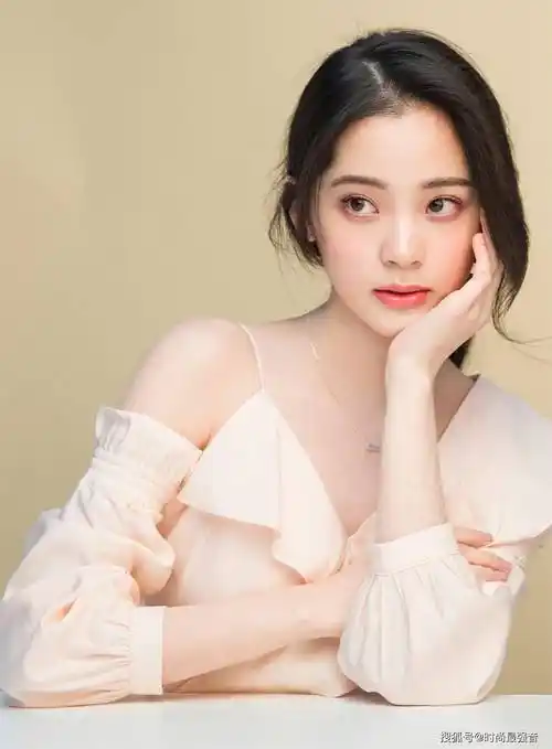 欧阳娜娜身穿一字领秀美肩 黑发飘逸举止间小露性感_衬衫_黑色_风格