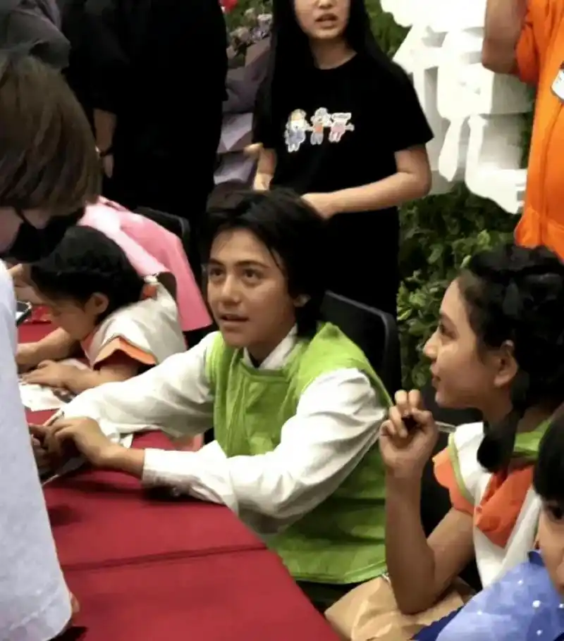 刘烨的儿子诺一真的长大了,浓眉大眼五官端正,而且气质迷人,感觉真的