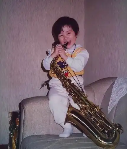 哇塞,李宇春小时候就体验打枪了,真是个勇敢的小女孩!