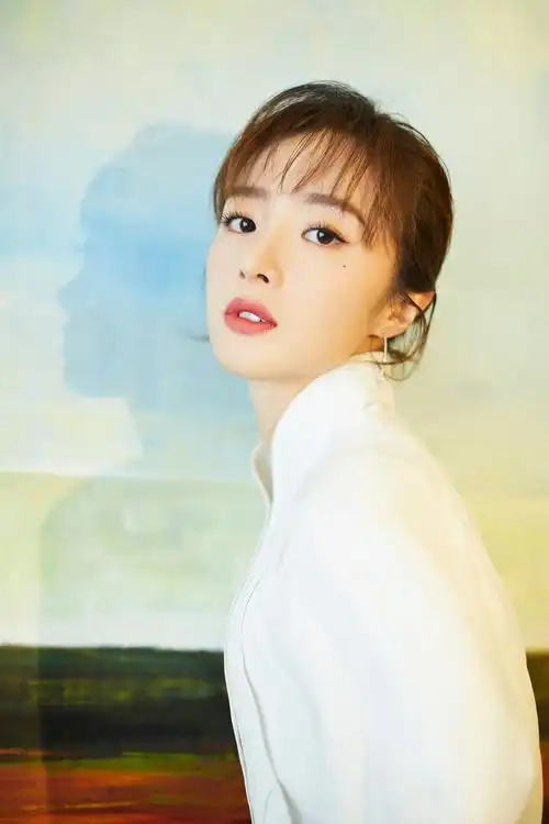 胡冰卿身着全套chloe 2019早秋系列现身上海出席elle fashion zoo时尚