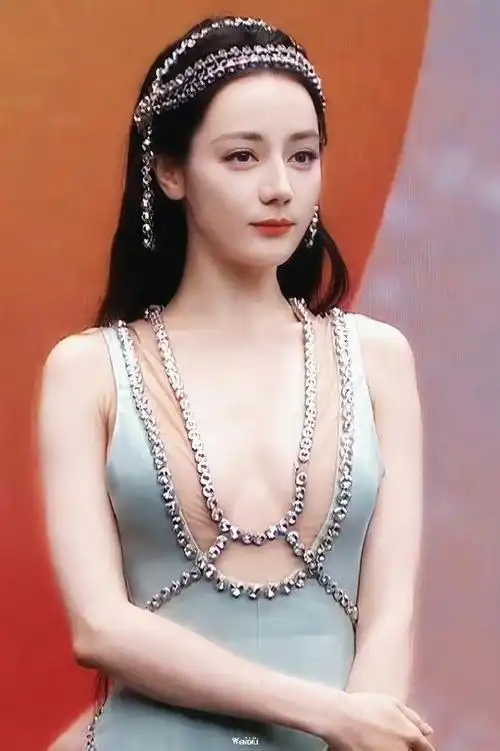 迪丽热巴红毯造型来啦!