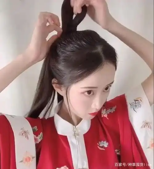 扎马尾的时候注意,最后一圈不要全部拉出. step4