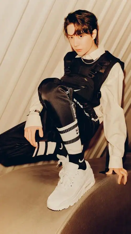 nike物料 截修 @uniq-王一博