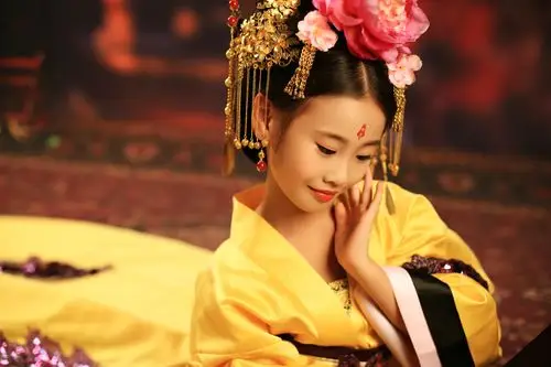 人气小童星何羿霏古装媲美范冰冰被赞00后萌女神