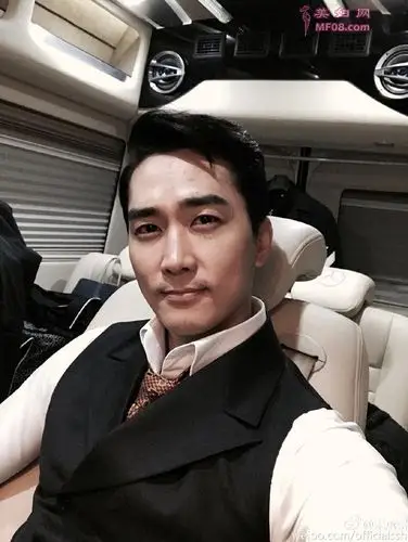 宋承宪晚餐后愉快发自拍 疑与刘亦菲约会_美妇网