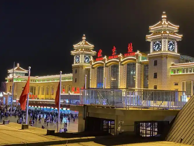 2020年10月2日晚,节日的北京火车站,灯火辉煌,国旗飘扬,一派祥和的