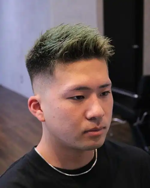 飞机头是头顶比小寸头稍长一点的男士发型,一般适合粗硬发质的男士.