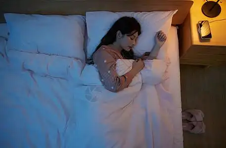 真实美女睡觉图片俯拍夜晚开着灯睡觉的年轻女性背景