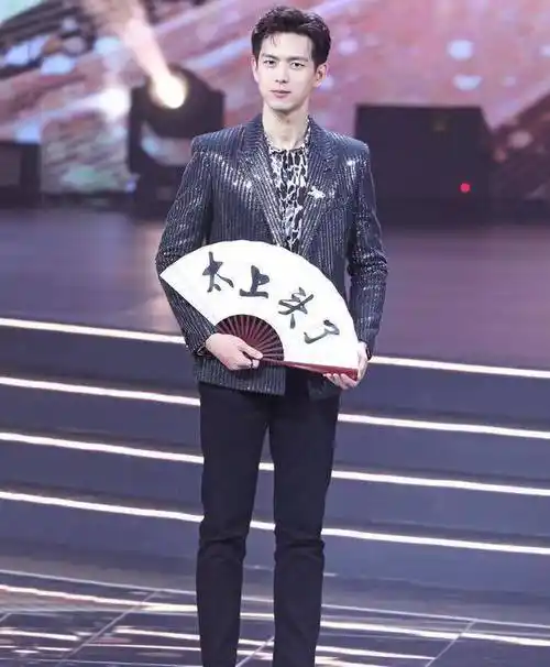 原创原创185cm李现撞上176cm易烊千玺同是亮片西装造型腿长就是任性