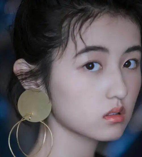 在她几岁的时候,张子枫便因出演《唐山大地震》中的"小方登"一角,从而