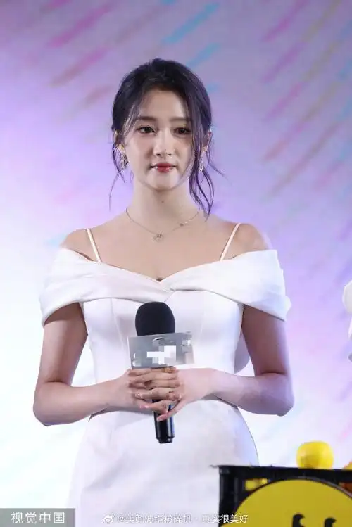 关晓彤生图身材比例