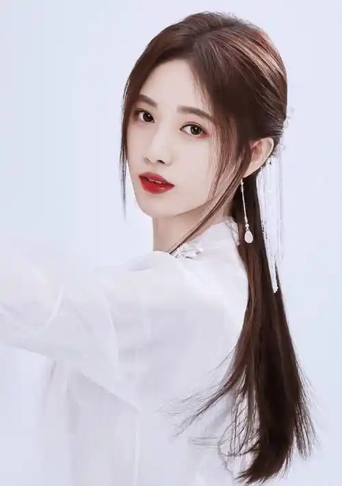 原创别再说鞠婧祎身高只有159看到她穿白色长袜照片全网都沸腾了