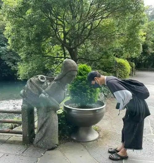 搞笑韩美男金钟仁黄旭熙一同出游穿拖鞋接地气意外撞脸丁真