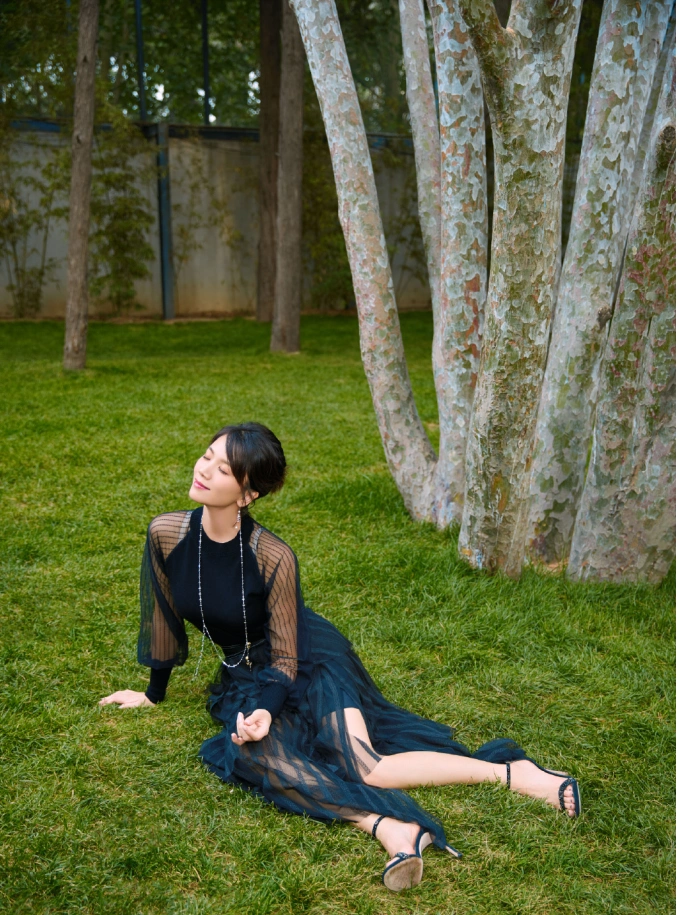 曹曦文对自己身材真自信裙子勒的这么紧竟然一点赘肉都没有