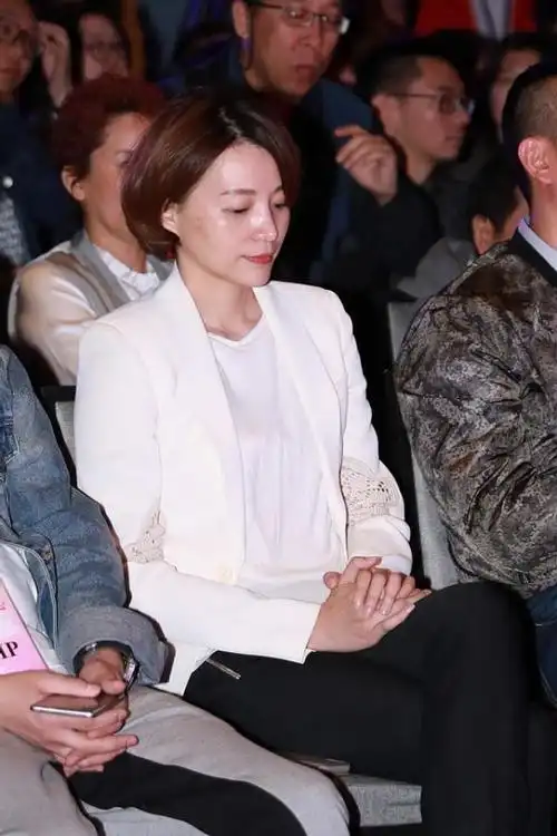 董卿素颜的时候挺有气质的但侧脸上的斑块太明显感觉也变老了