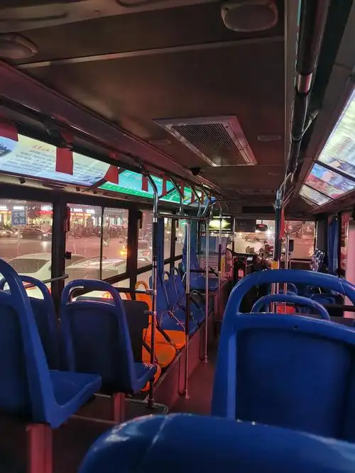 公交车内照片夜晚公交车图片公交车里公交车晚上晚上公交车晚上公交车