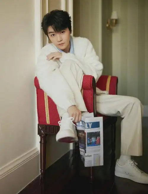 王俊凯白色针织开衫造型