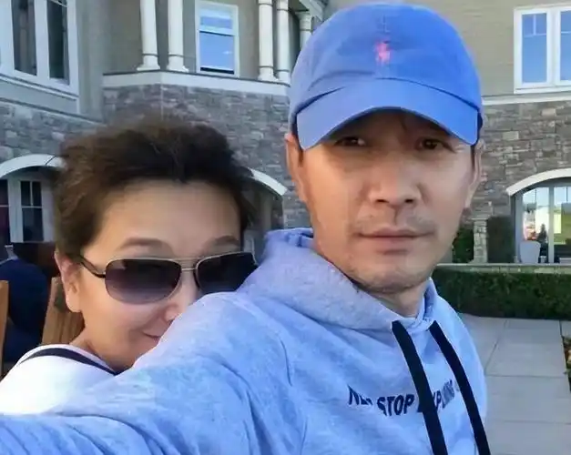 江珊二婚老公原来是我们熟悉的他53岁穿西装绅士儒雅男人味爆棚