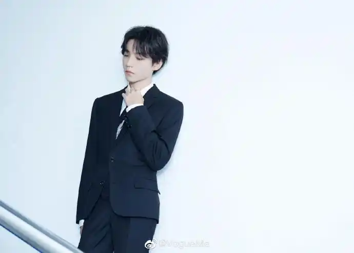 王俊凯作为闭幕式主持人,身穿黑色西服套装搭配秀珠领带亮相金鸡百花