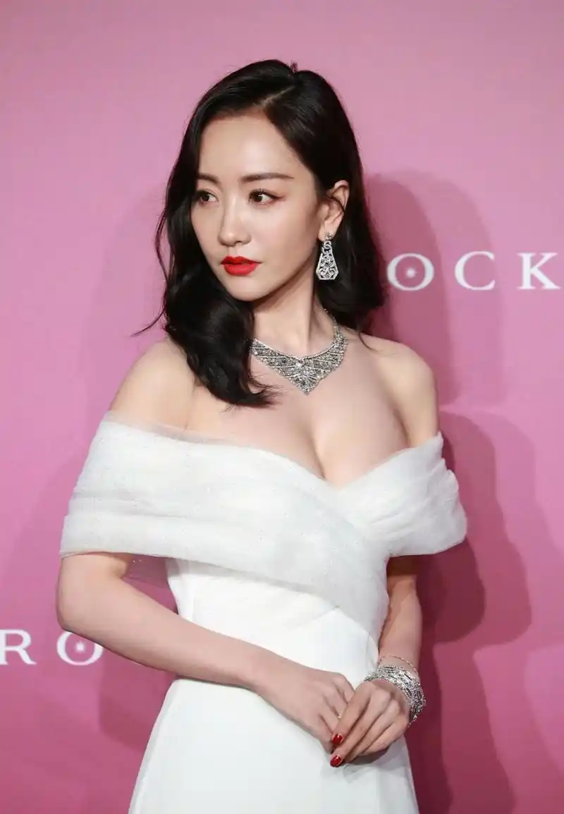 杨蓉,白色一字肩,罕见高清照片,真是爱了爱了,这样的女神谁不喜欢嘛?